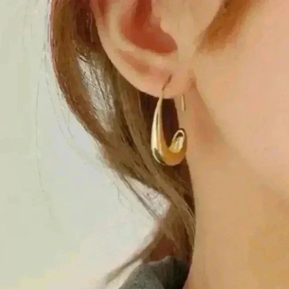 Gold Geometric C Shaped Drop Hoop Earrings

 Brand New - Picture 5 of 5